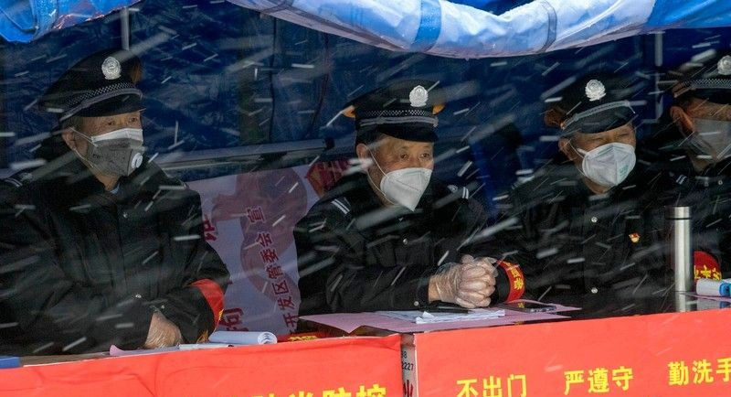 保安大叔，雪中門神.jpg